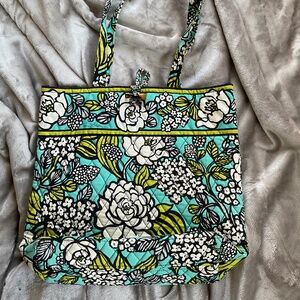 Vera Bradley Tote Bag Medium Green Blue Island Blooms Quilted Horn Toggle